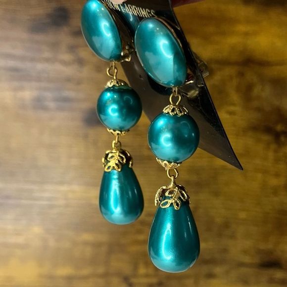 Vintage Teal Clip-on Earrings - Picture 3 of 10